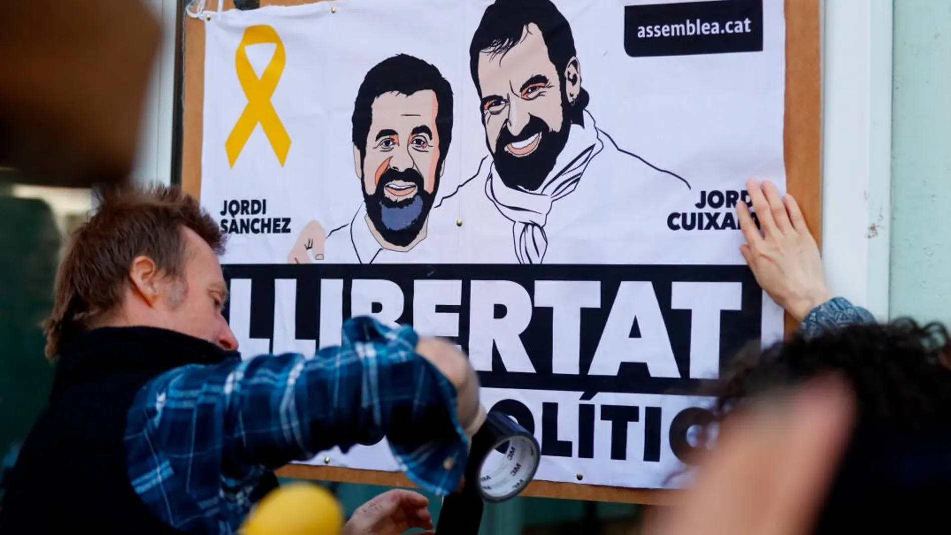 Un cartel pide la libertad de Jordi Sánchez y Jordi Cuixart