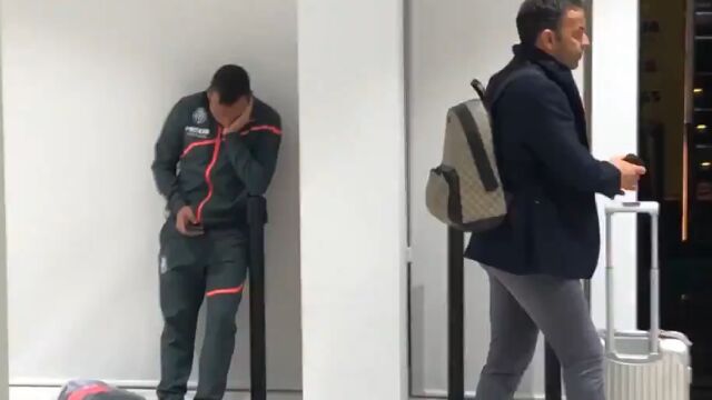 Cazorla llorando en el pasillo del vestuario