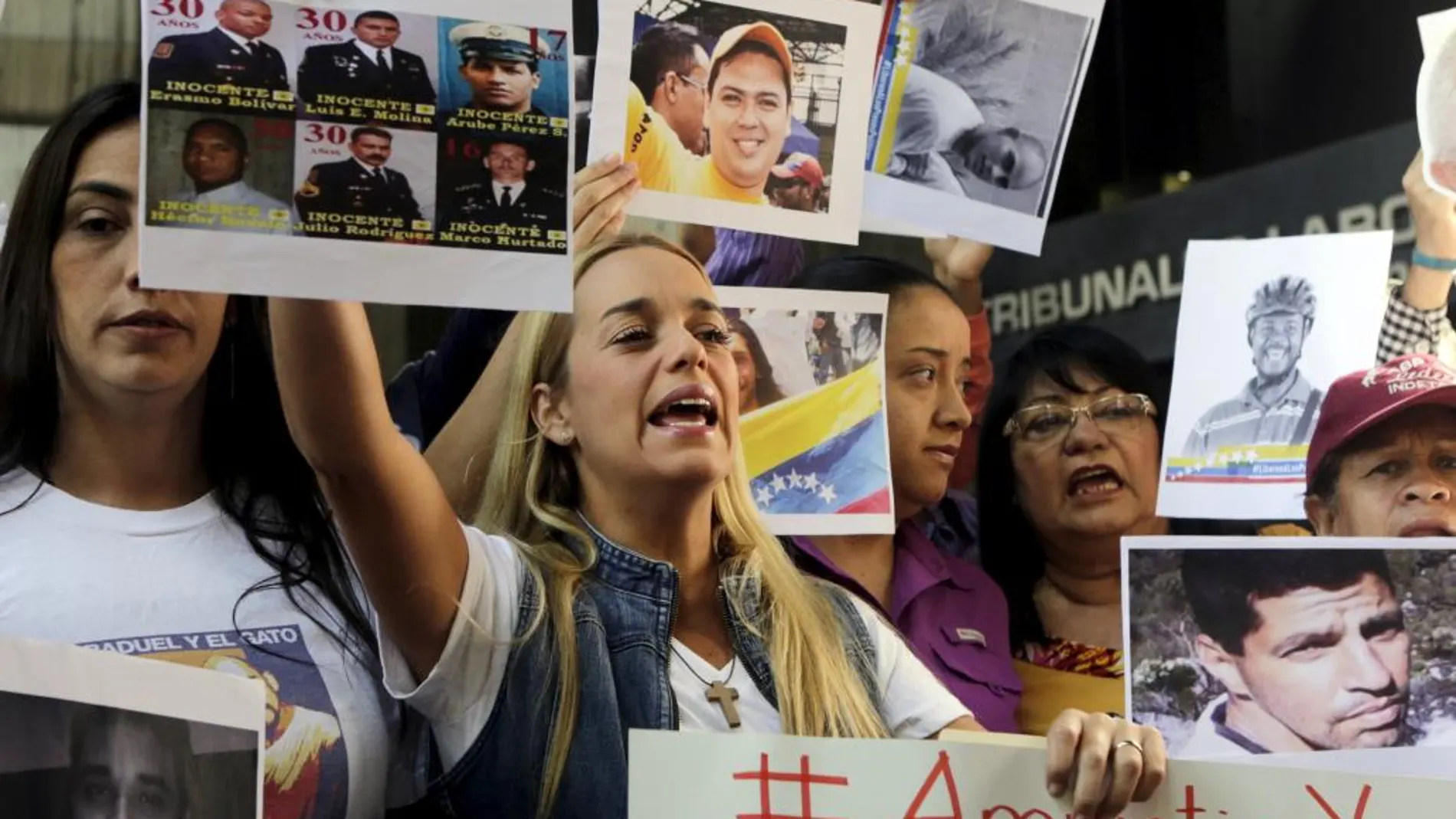 La esposa de Leopoldo López participa en una manifestación pacífica en la entrada de las oficinas del Defensor del Pueblo de Venezuela, Tarek William Saab