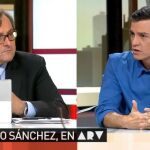 Pedro Sánchez hoy, junto al director de LA RAZÓN, Francisco Marhuenda, durante su entrevista en La Sexta