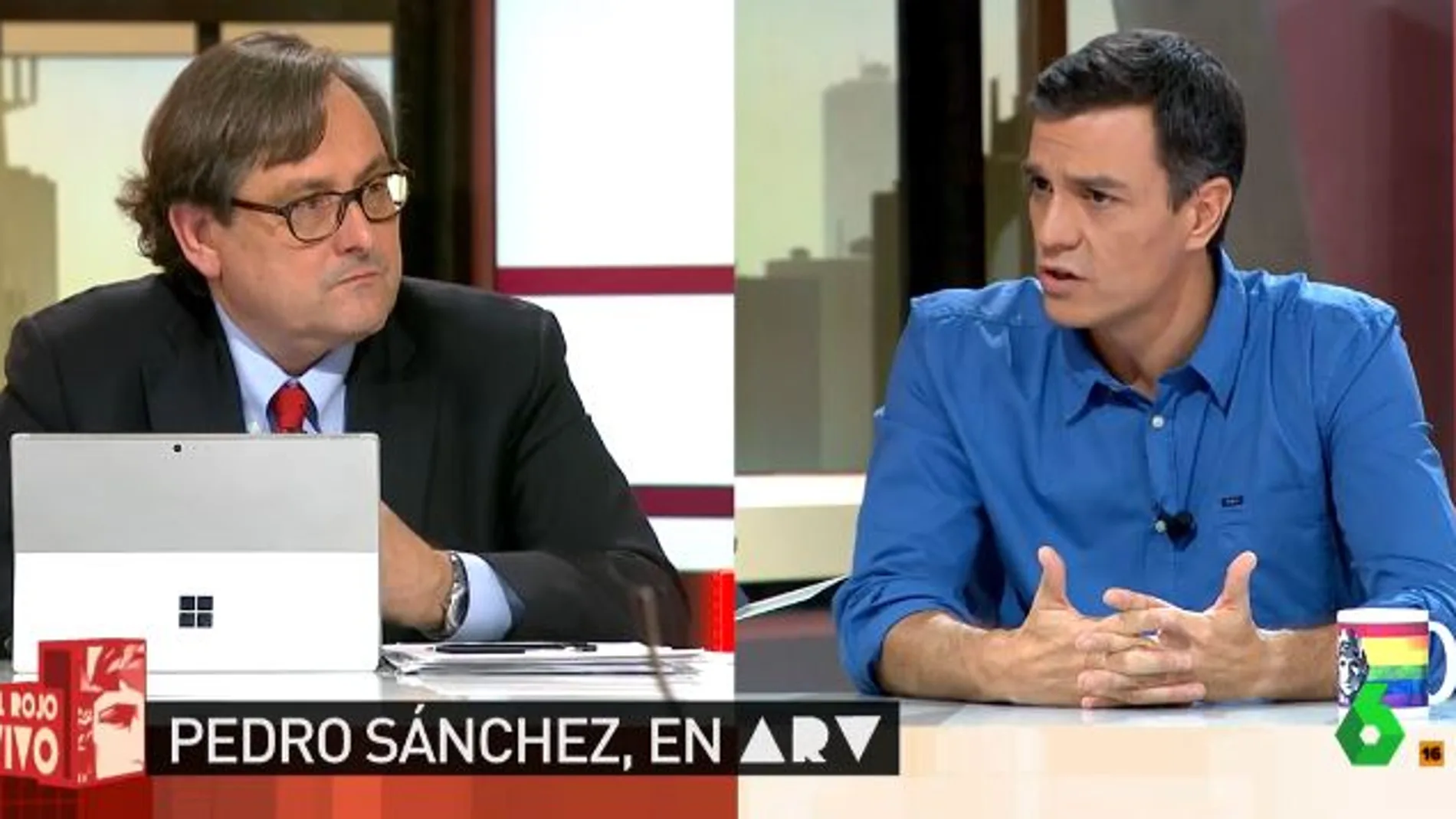 Pedro Sánchez hoy, junto al director de LA RAZÓN, Francisco Marhuenda, durante su entrevista en La Sexta