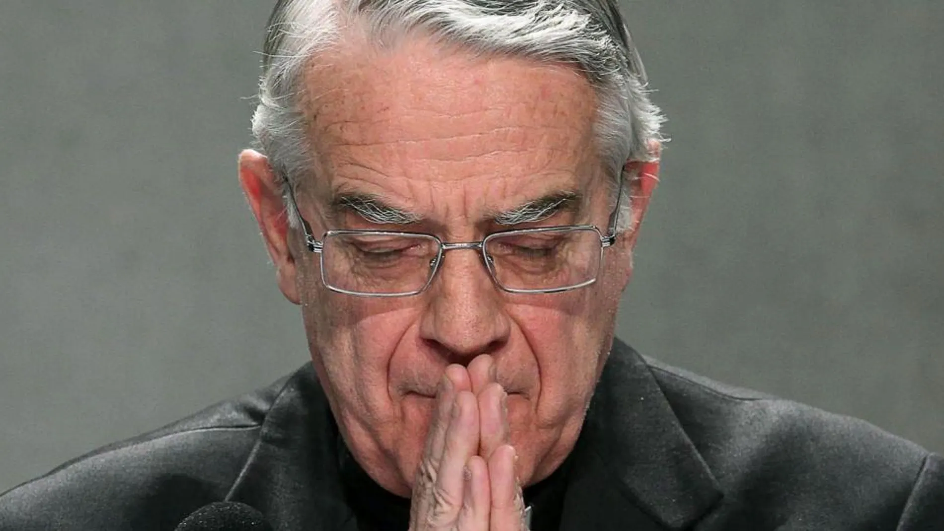 El portavoz vaticano, Federico Lombardi, en rueda de prensa tras el anuncio de renuncia hecho por el papa Benedicto XVI.