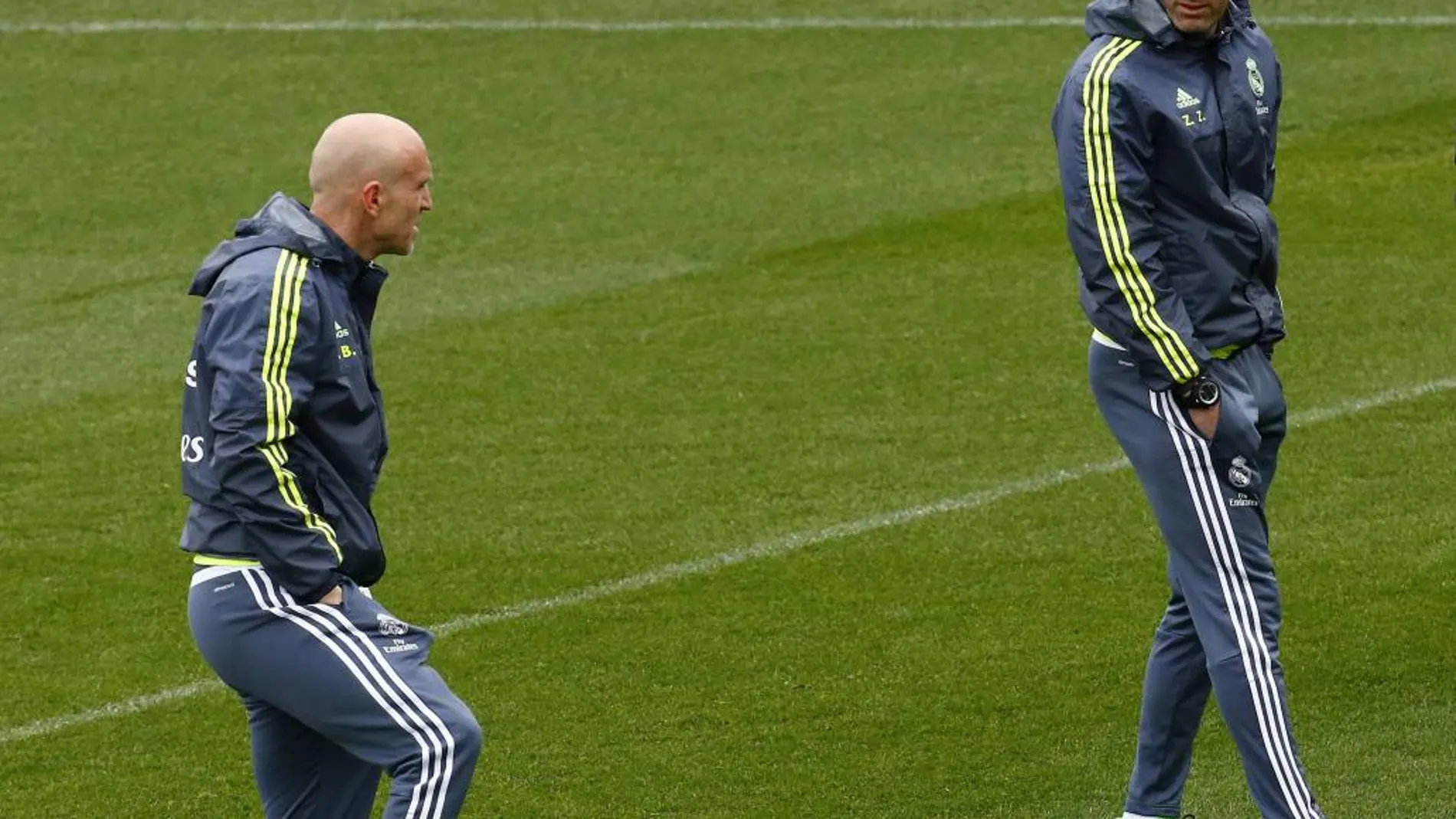 El técnico del Real Madrid, Zinedine Zidane, y su ayudante David Bettoni, durante el entrenamiento