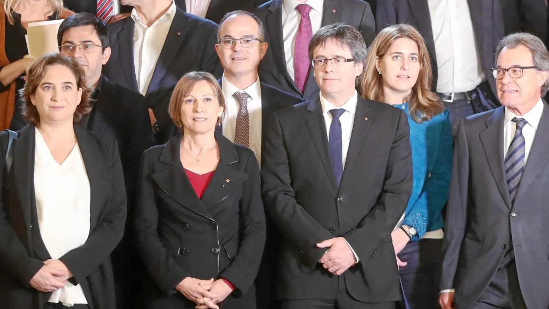 Neus Munté (arriba a la izquierda) o Marta Pascal (a la derecha de Puigdemont) marcan el futuro de CDC