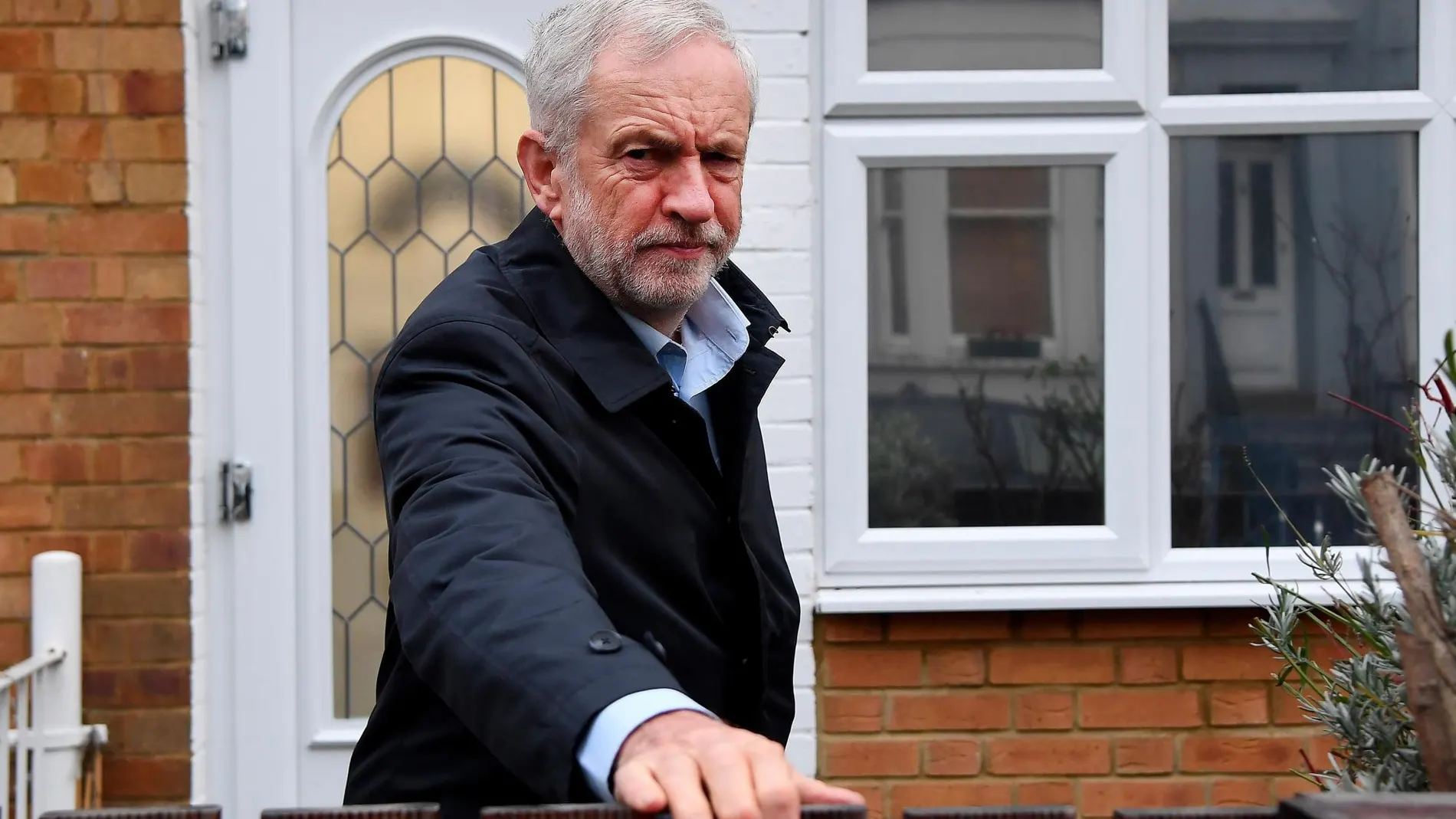Jeremy Corbyn, líder de los laboristas, sale de su residencia en Londres para dirigirse a la Cámara de los Comunes.