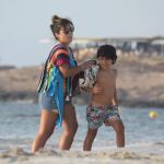 Gianinna Maradona y su hijo Benjamin Agüero, de vacaciones en Formentera.