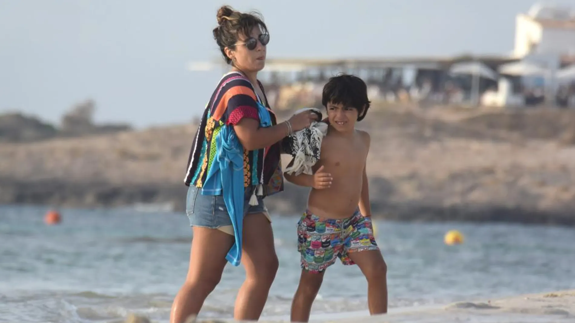 Gianinna Maradona y su hijo Benjamin Agüero, de vacaciones en Formentera.