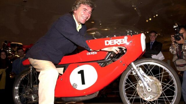 Angel Nieto, en la moto en la que comenzó su largo historial en el año 1969, con la que consiguió 13 campeonatos del mundo y 23 campeonatos de España