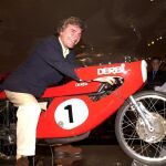 Angel Nieto, en la moto en la que comenzó su largo historial en el año 1969, con la que consiguió 13 campeonatos del mundo y 23 campeonatos de España