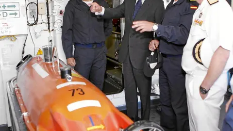 El ministro de Defensa visitó ayer el cazaminas «Turia», que partió de Canarias con destino al lugar del siniestro