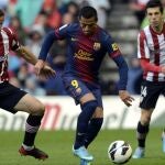 Carlos Gurpegui y Markel Susaeta intentan quitar un balón a Alexis