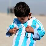 Murtaza con la camiseta de su ídolo, Leo Messi