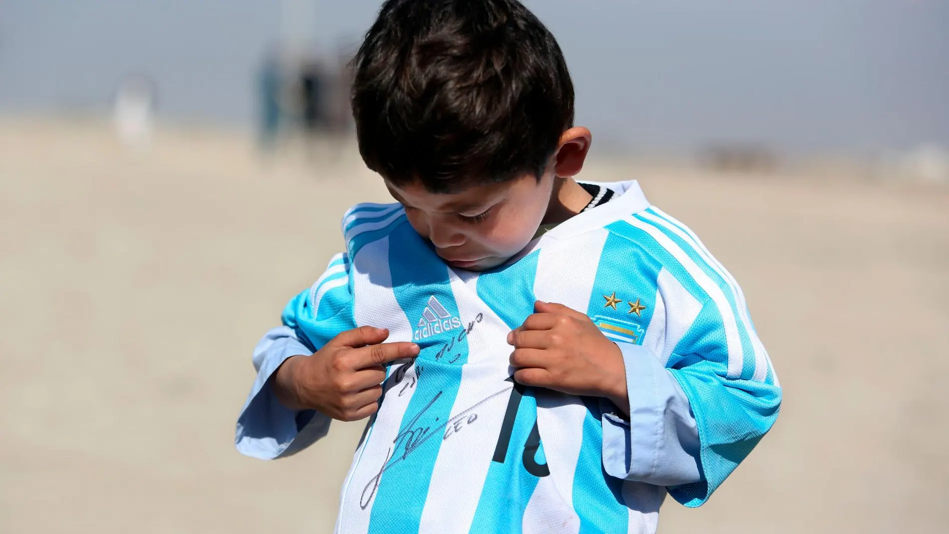 Murtaza con la camiseta de su ídolo, Leo Messi