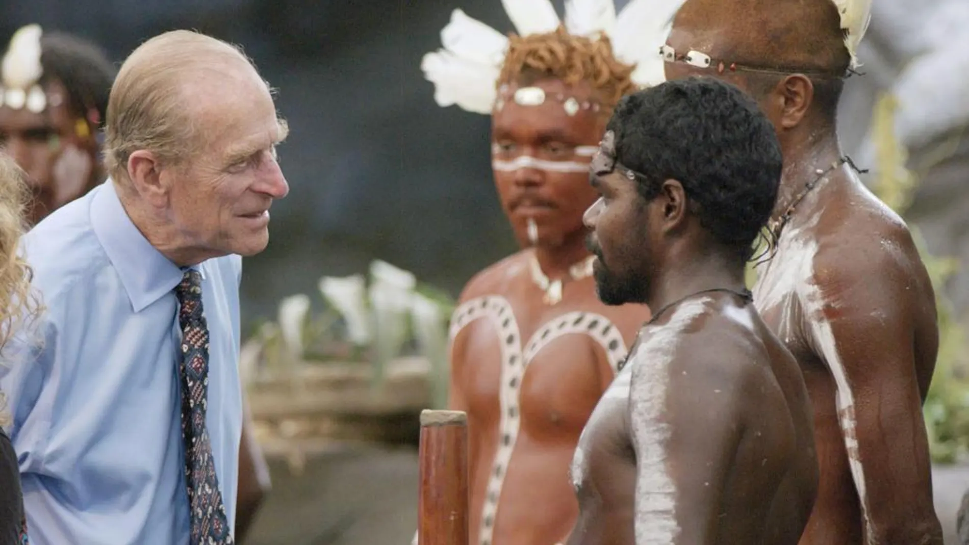 Felipe de Edimburgo con aborígenes en Australia