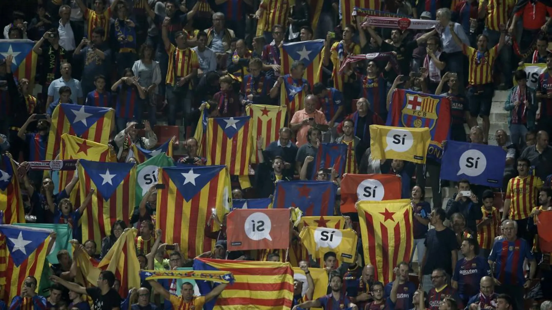 Hinchas del Girona durante un partido frente al Barcelona en el estadio de Montilivi. (AP Photo/Manu Fernandez)