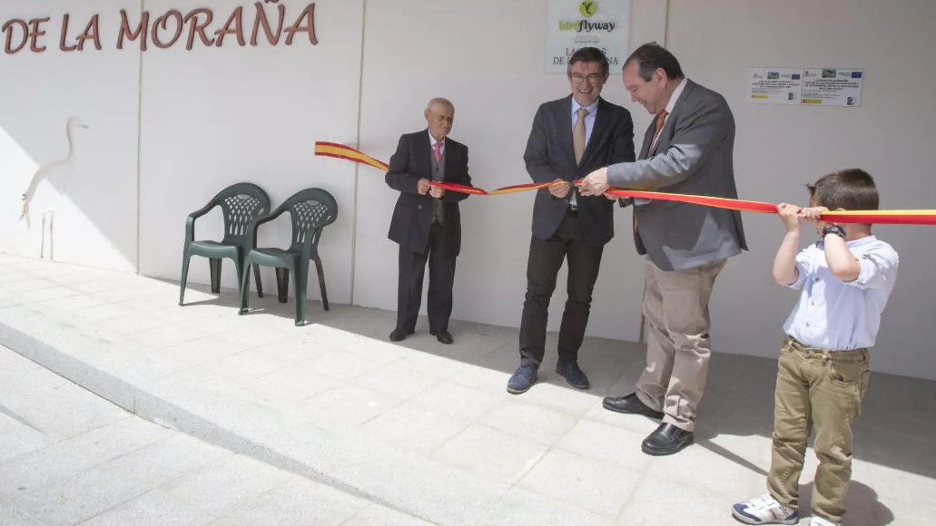 El director del Medio Natural, José Ángel Arranz, y el alcalde de El Oso, Felicísimo Gil Salgado, inauguran el centro