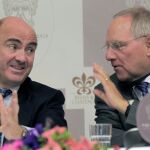 El ministro de Economía, Luis de Guindos, conversa con el titular de Finanzas alemán, Wolfgang Schäuble