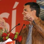 El candidato a la Secretaría General del PSOE Pedro Sánchez ha iniciado su campaña con un acto en Gijón en el que ha estado acompañado de la diputada asturiana Adriana Lastra
