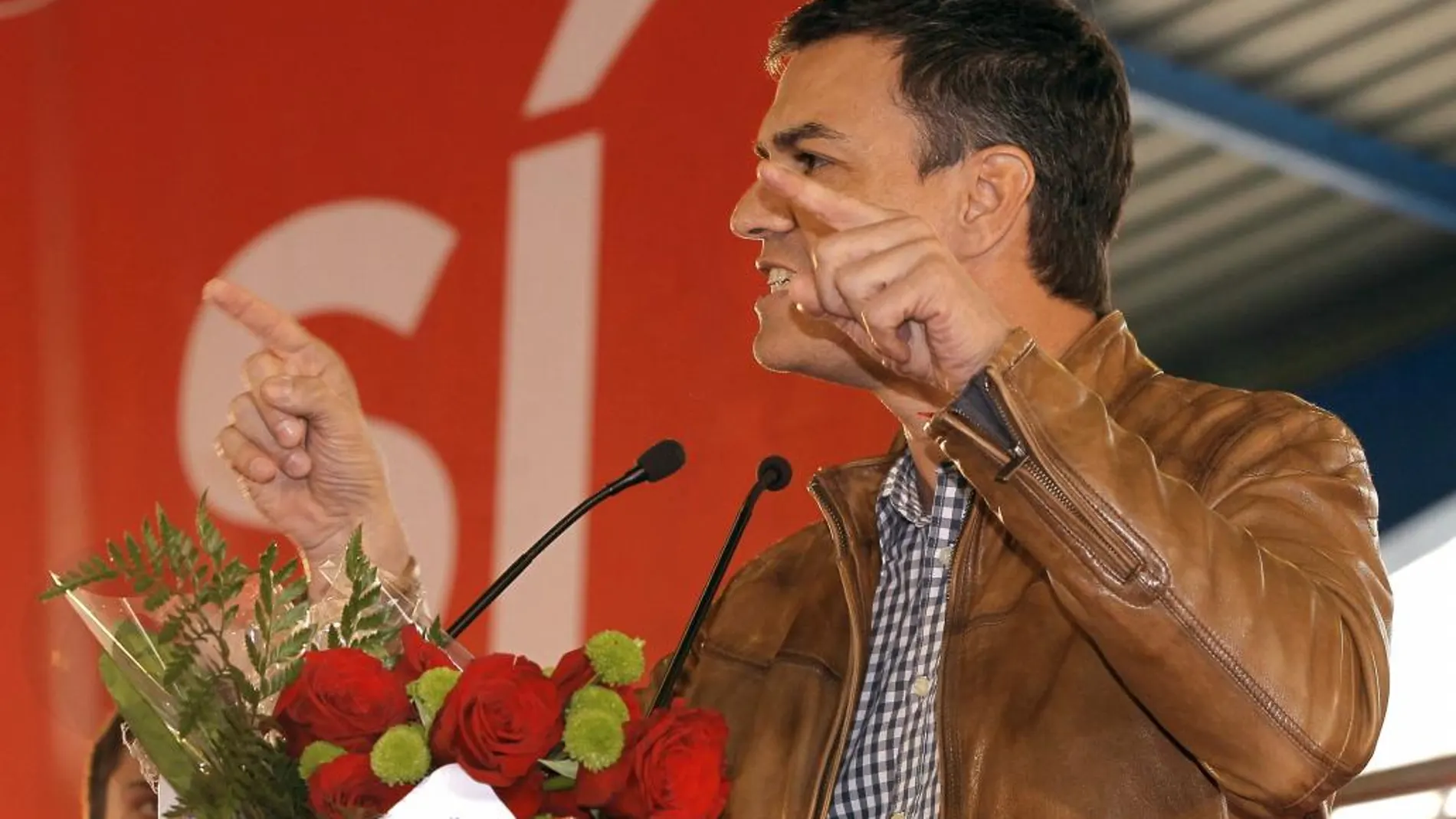 El candidato a la Secretaría General del PSOE Pedro Sánchez ha iniciado su campaña con un acto en Gijón en el que ha estado acompañado de la diputada asturiana Adriana Lastra