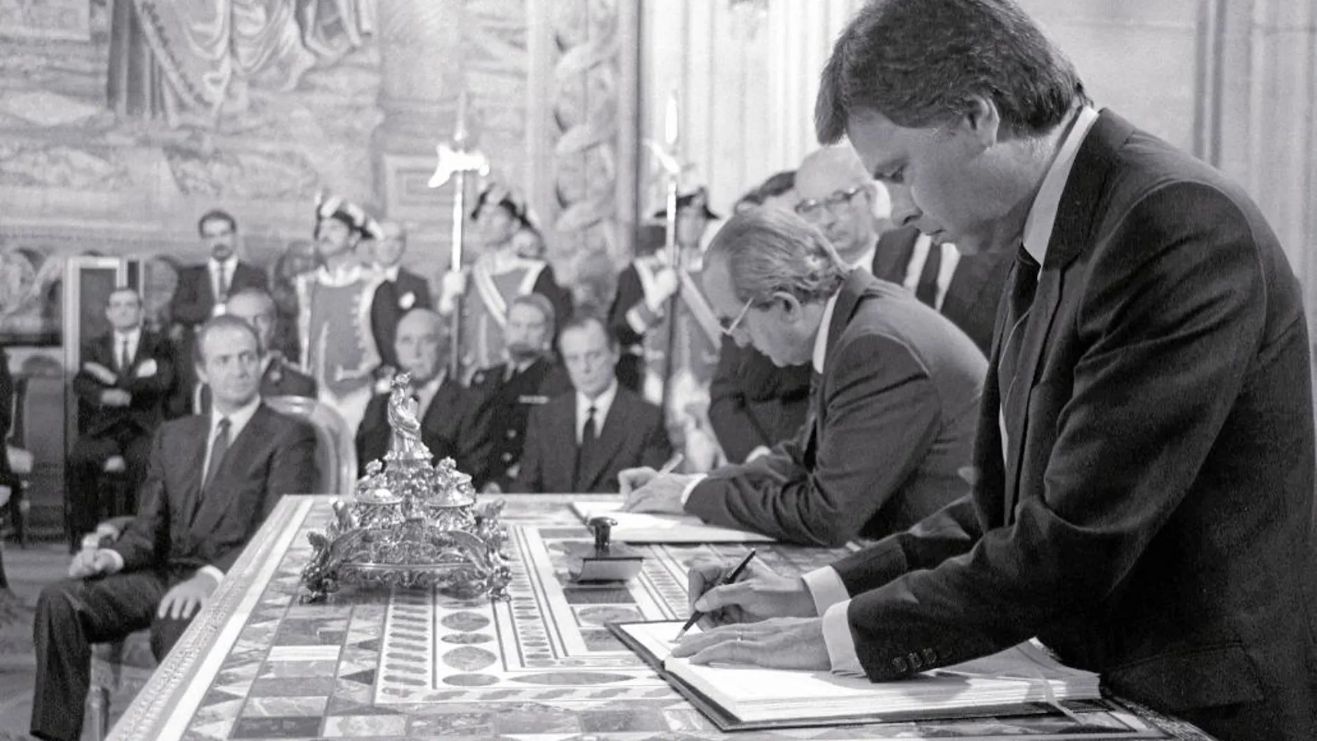 El 12 de junio de 1985, Jacques Delors, y Felipe González firmaban la adhesión de España a las Comunidades Europeas