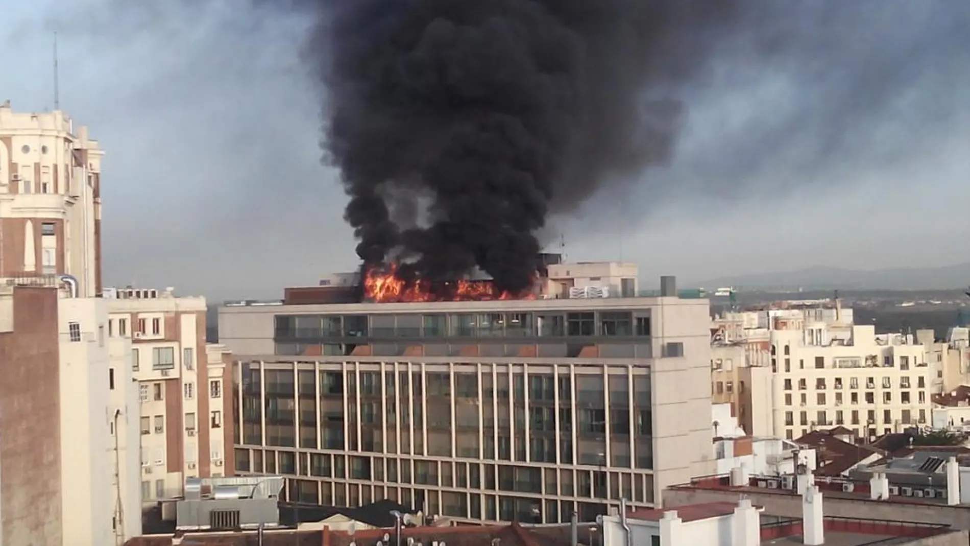 Espectacular incendio en una azotea de la Gran Vía