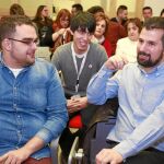 El líder socialista Luis Tudanca conversa con el secretario de Juventudes Socialistas de León, José Manuel Rubio