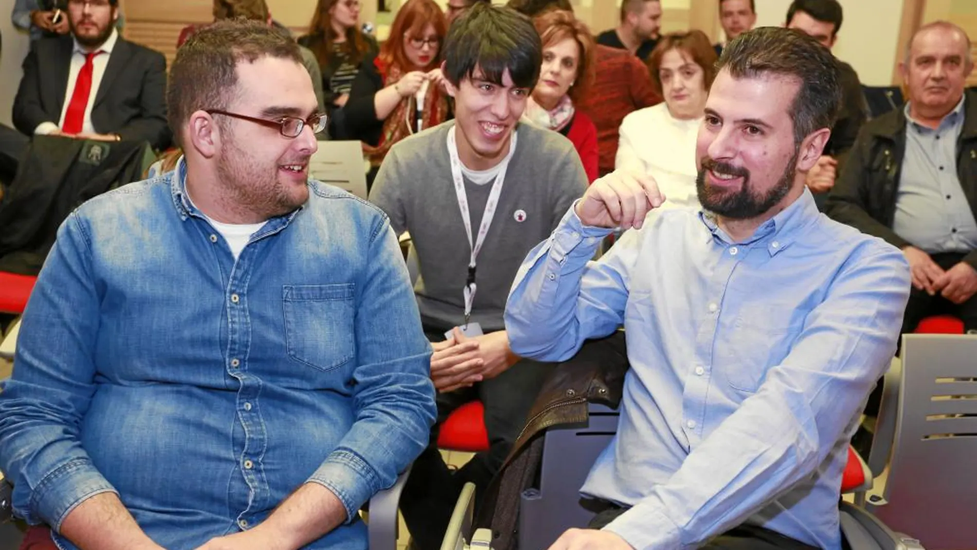 El líder socialista Luis Tudanca conversa con el secretario de Juventudes Socialistas de León, José Manuel Rubio