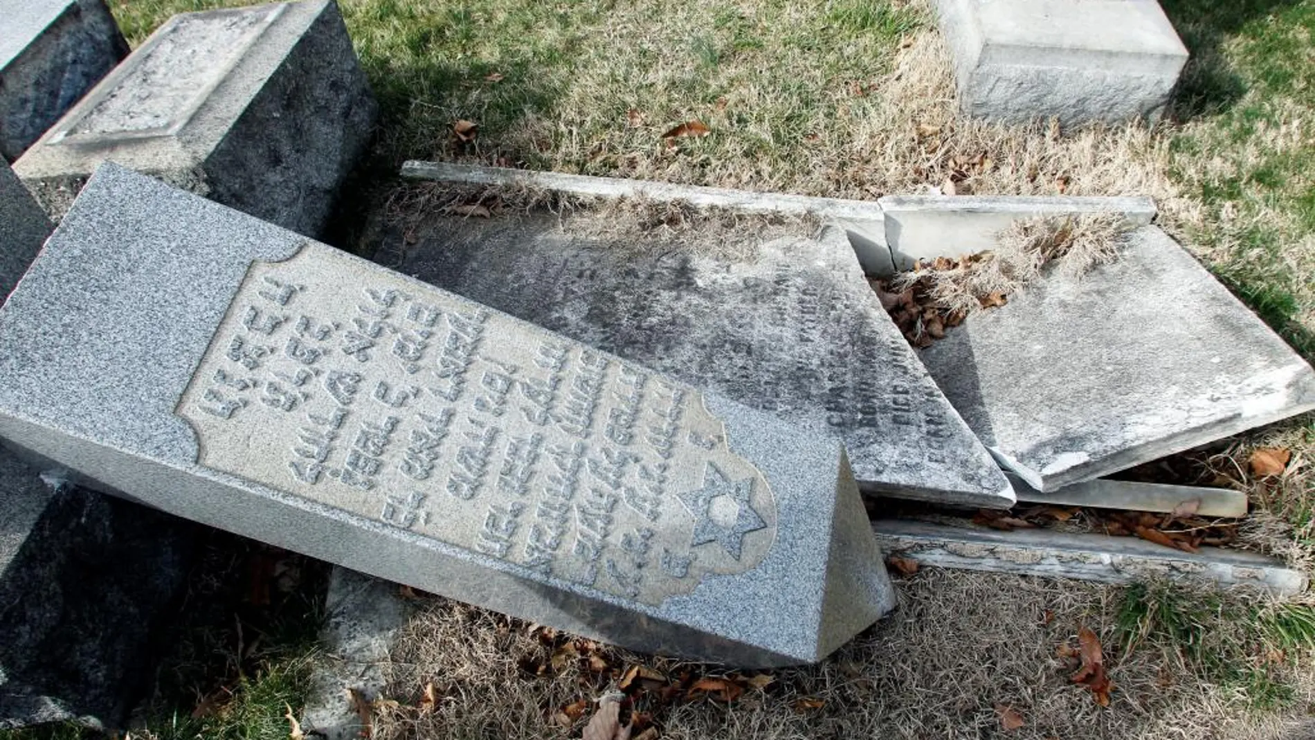 Tumbas destruidas en el cementerio judío de Mount Carmel, en Filadelfia, el pasado 27 de febrero.