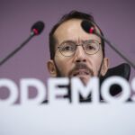 El portavoz del Consejo de Coordinación de Podemos, Pablo Echenique, durante la rueda de prensa que ofreció tras la reunión celebrada hoy del Consejo de Coordinación