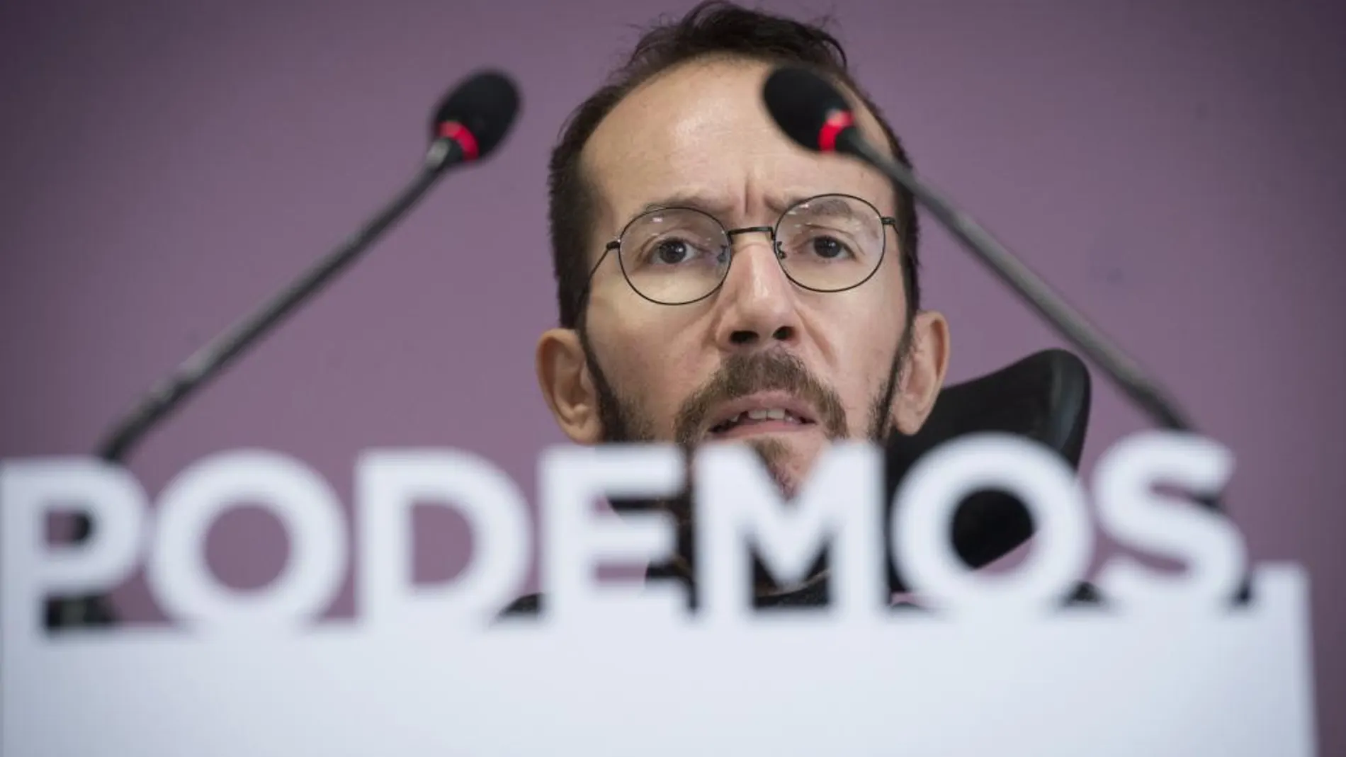 El portavoz del Consejo de Coordinación de Podemos, Pablo Echenique, durante la rueda de prensa que ofreció tras la reunión celebrada hoy del Consejo de Coordinación