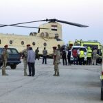 Ambulancias esperan para el traslado de cuerpos del accidente de un avión ruso hoy en Egipto.