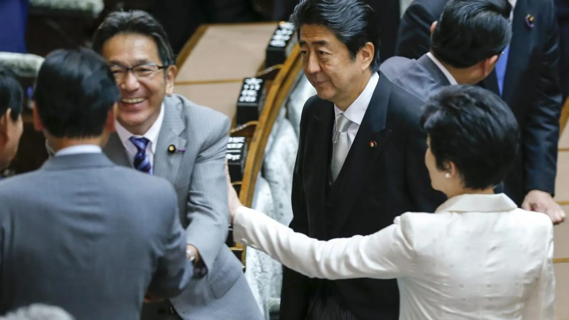 El primer ministro de Japón, Shinzo Abe (i), a su salida de la ceremonia de apertura de la 191º sesión extraordinaria de la Dieta (Parlamento), en Tokio, el 1 de agosto