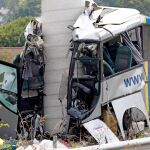 Estado en el que ha quedado el autobús de línea de la compañía Alsa tras colisionar contra un pilar de cemento de un viaducto en obras / Foto: Efe