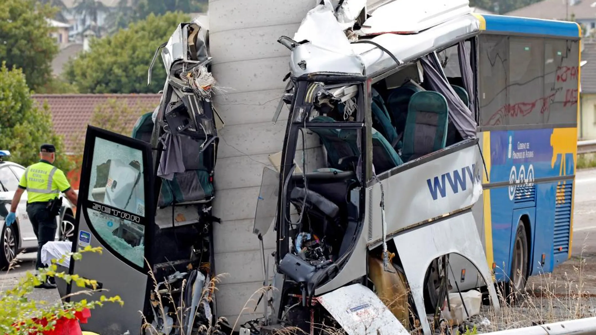 Estado en el que ha quedado el autobús de línea de la compañía Alsa tras colisionar contra un pilar de cemento de un viaducto en obras / Foto: Efe