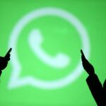 Dos usuarios haciendo uso del Whatsapp / REUTERS