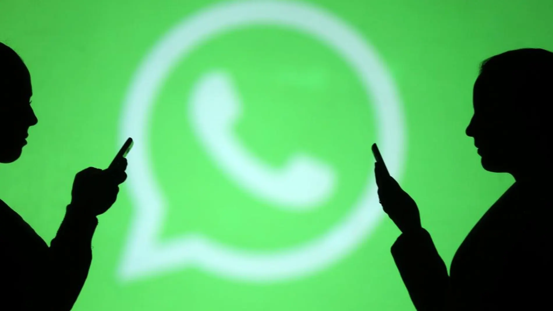 Dos usuarios haciendo uso del Whatsapp / REUTERS