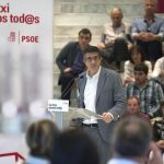 El candidato a liderar el PSOE Patxi López durante su intervención hoy en un acto público en Santander