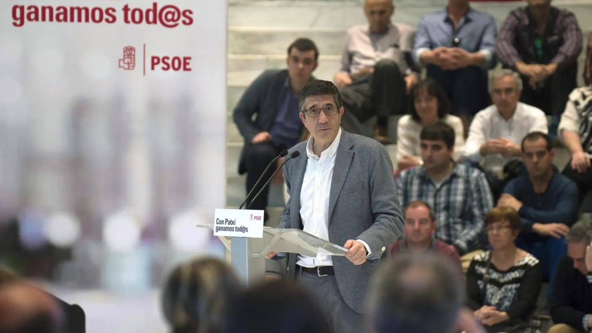 El candidato a liderar el PSOE Patxi López durante su intervención hoy en un acto público en Santander