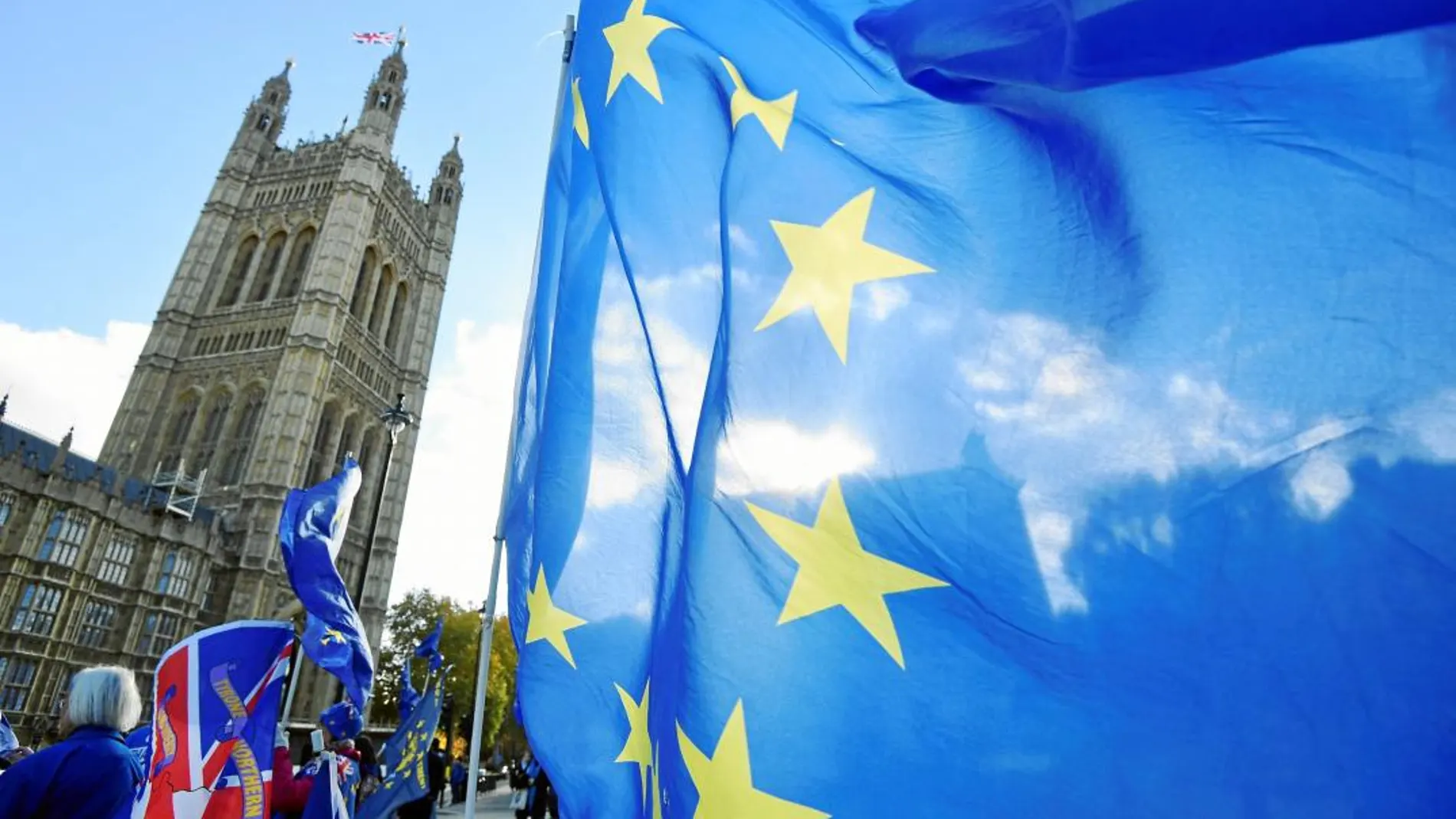 Un manifestante contrario al Brexit pide un segundo referéndum ayer ante el Parlamento británico