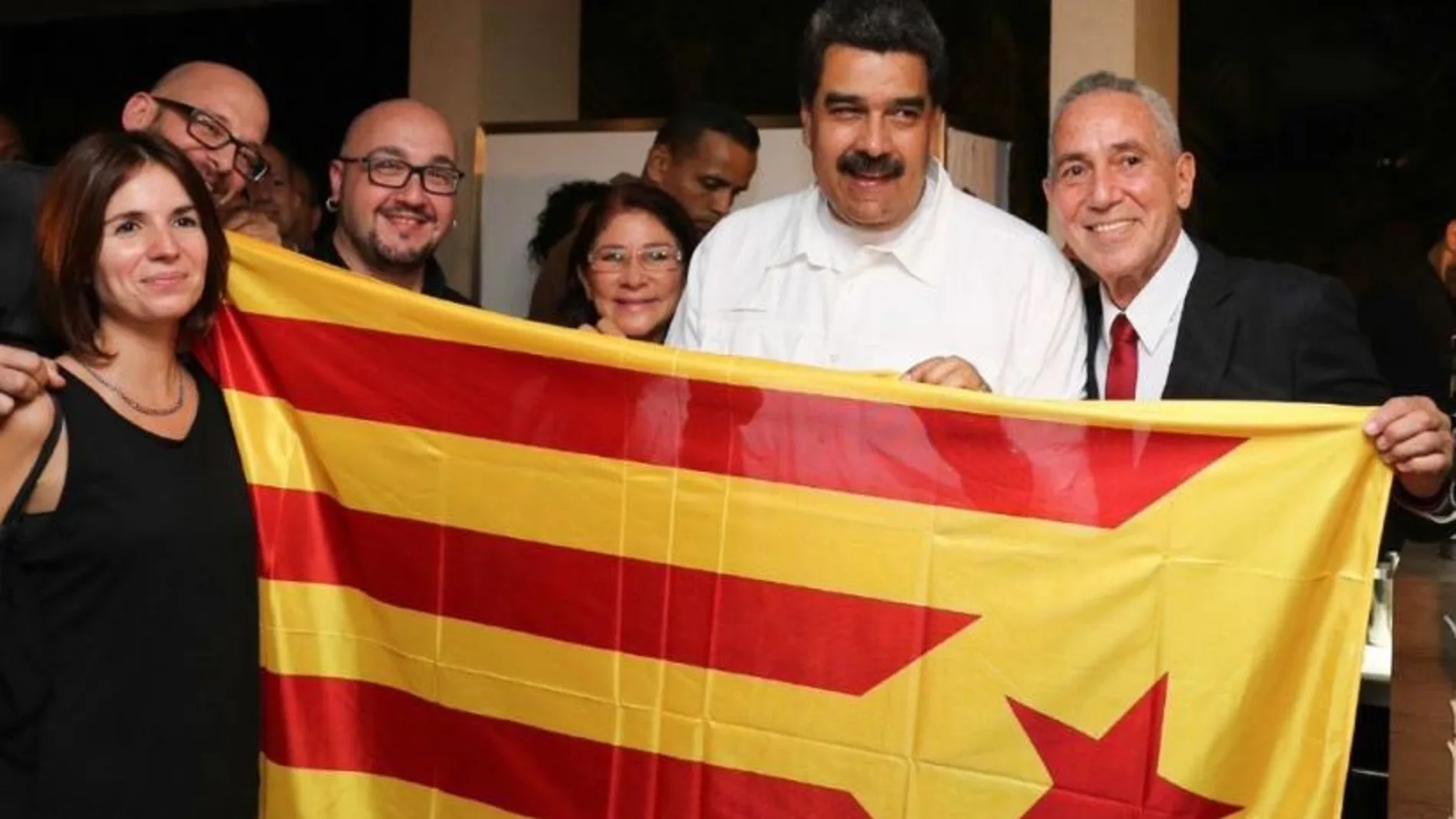 Maduro fotografiado sosteniendo una estelada