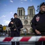 Dos policías hacen guardia en las inmediaciones de la catedral de Notre Dame de París.