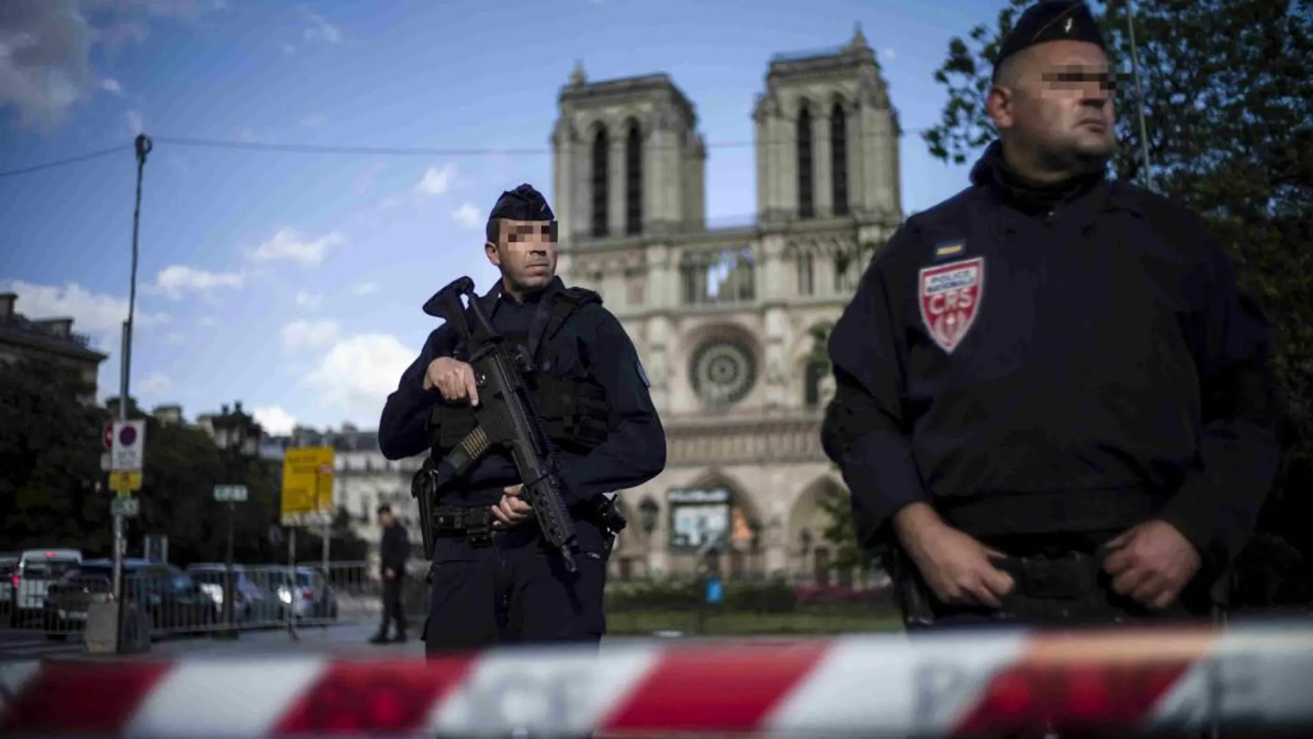 Dos policías hacen guardia en las inmediaciones de la catedral de Notre Dame de París.