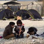 Tres niños juegan en un campo de refugiados en la localidad de Gevgelija, Macedonia