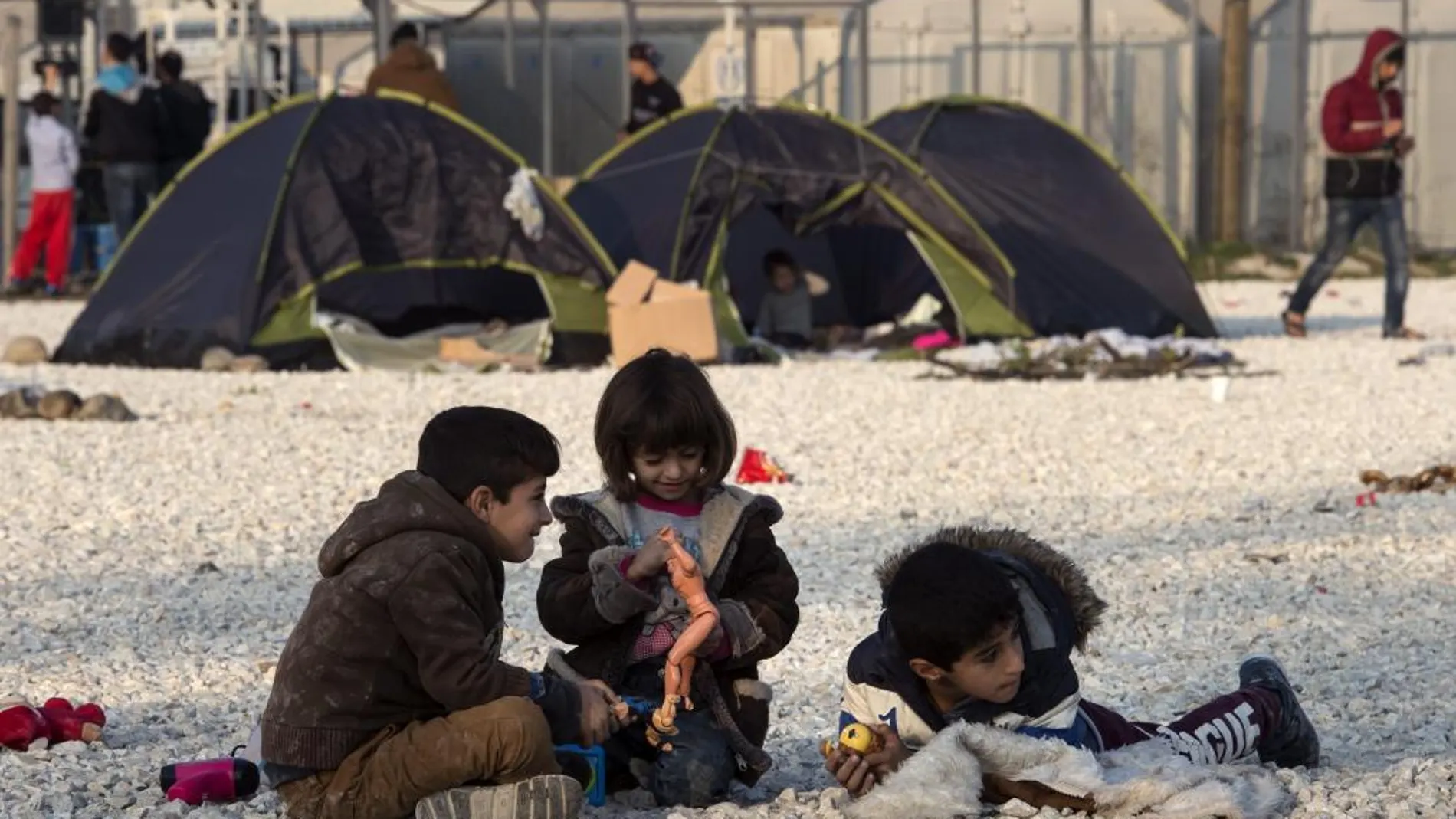 Tres niños juegan en un campo de refugiados en la localidad de Gevgelija, Macedonia