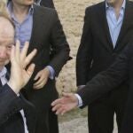 El inversor norteamericano Sheldon Adelson (izda) durante su visita a los terrenos ubicados en el municipio de Alcorcón