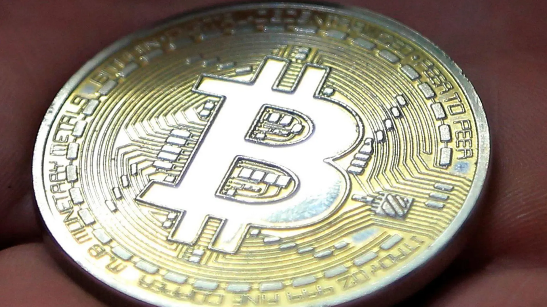 Una moneda conmemorativa del Bitcoin del año 2017