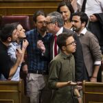 Enfrentamiento entre varios parlamentarios de Podemos y el diputado de Ciudadanos, José Manuel Villegas