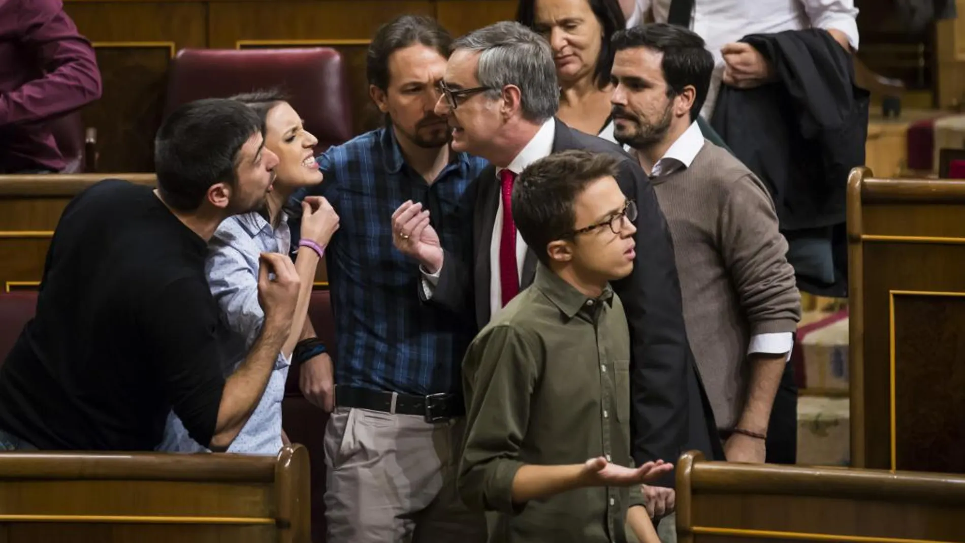 Enfrentamiento entre varios parlamentarios de Podemos y el diputado de Ciudadanos, José Manuel Villegas