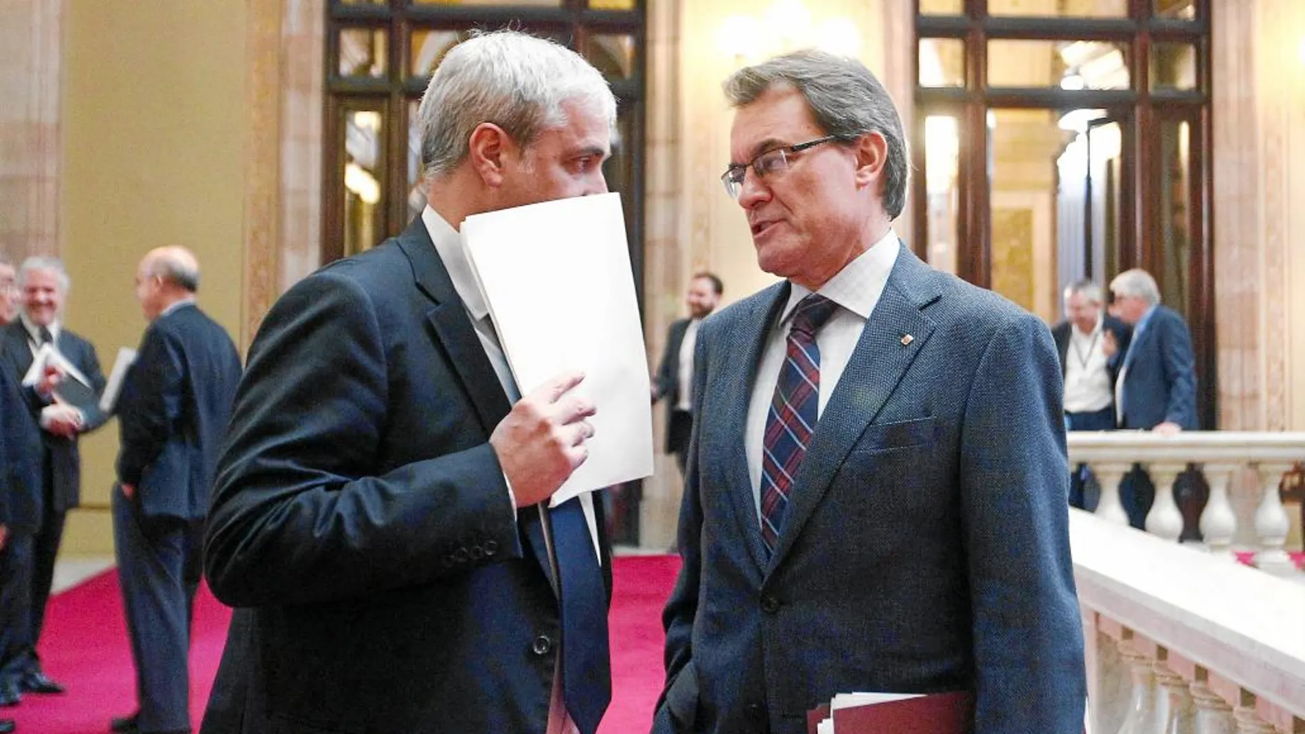 El presidente de la Generalitat, Artur Mas, y el conseller de Justicia, Germá Gordó, en el Parlament en 2013