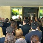 Panorámica del numeroso público asistente escuchando la intervención de la embajadora Taous Feroukhi, en los jardines de la sede oficial diplomática de Argelia en Madrid